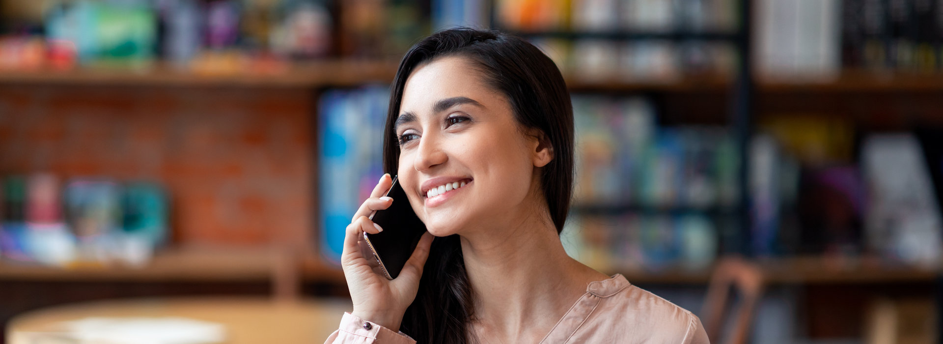 A woman is answering to a call.